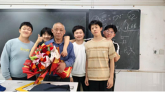 <b>61岁的教师陆建根上完职业生活生计最</b>